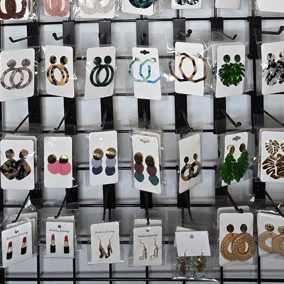 Mystery Earring Bundle! The More You Bid, The More You Get! - Picture 4 of 17